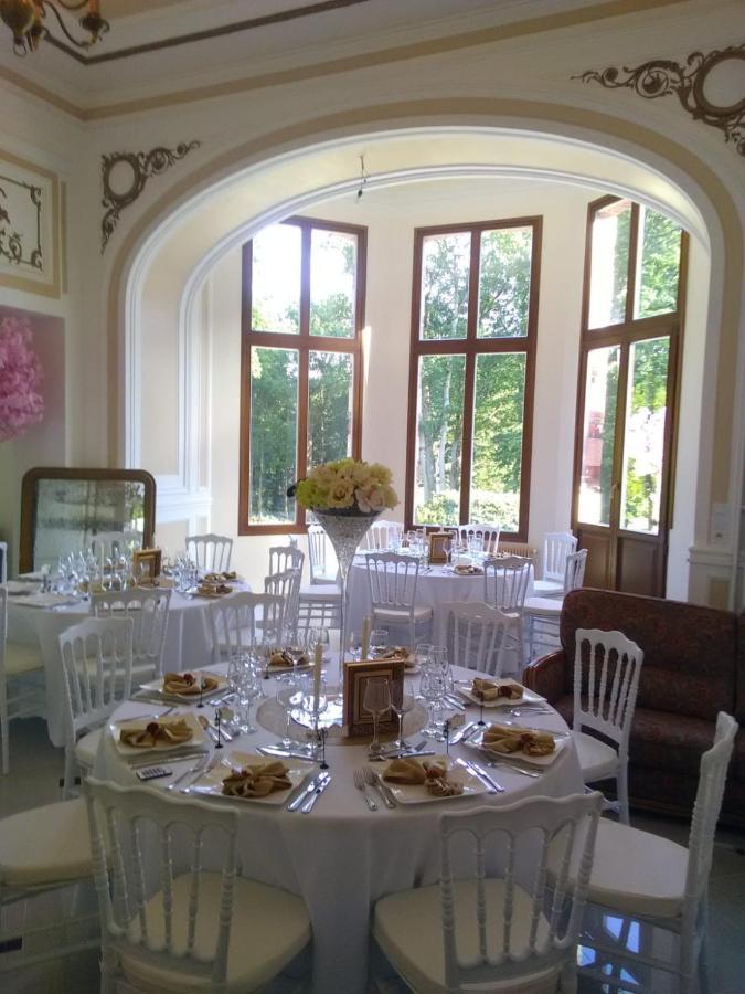 Chateau De Crenille *