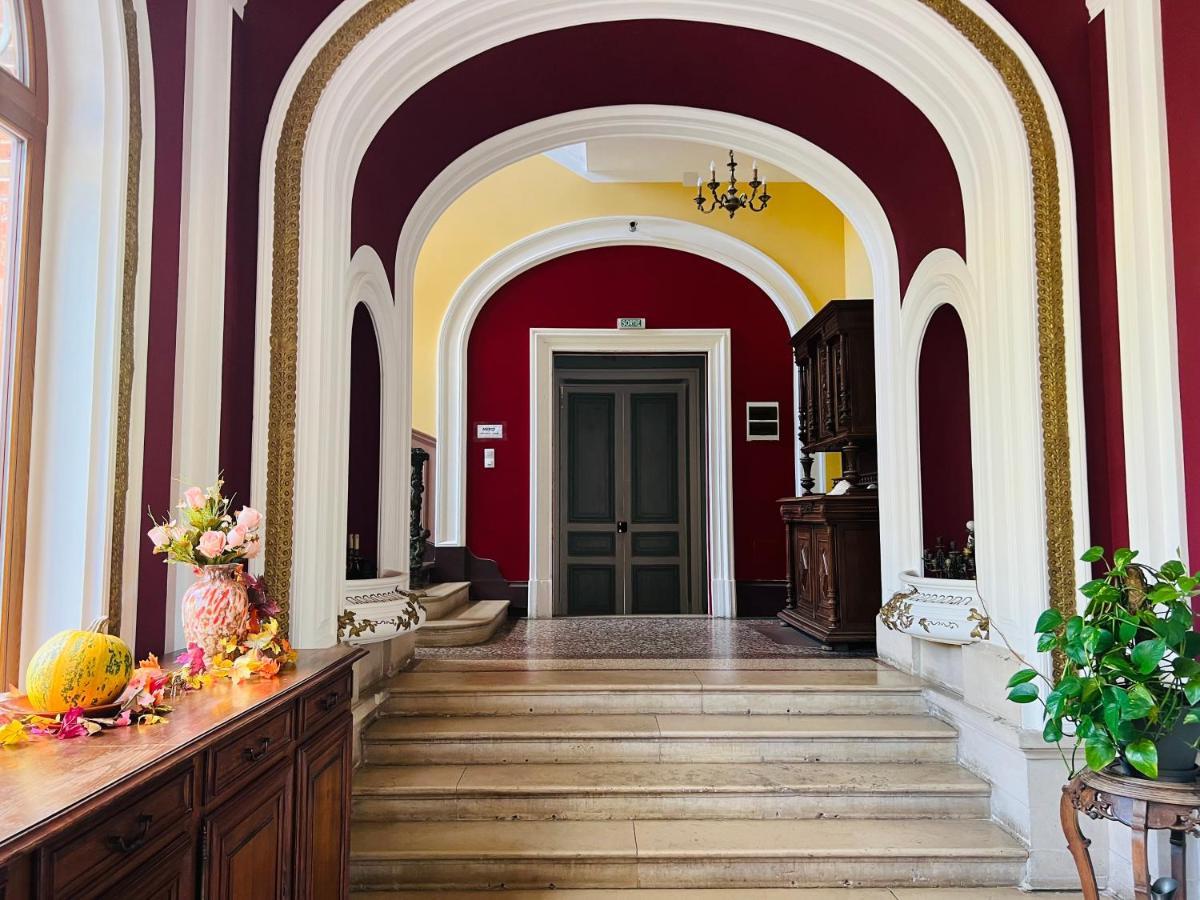 Chateau De Crenille Bed & Breakfast *