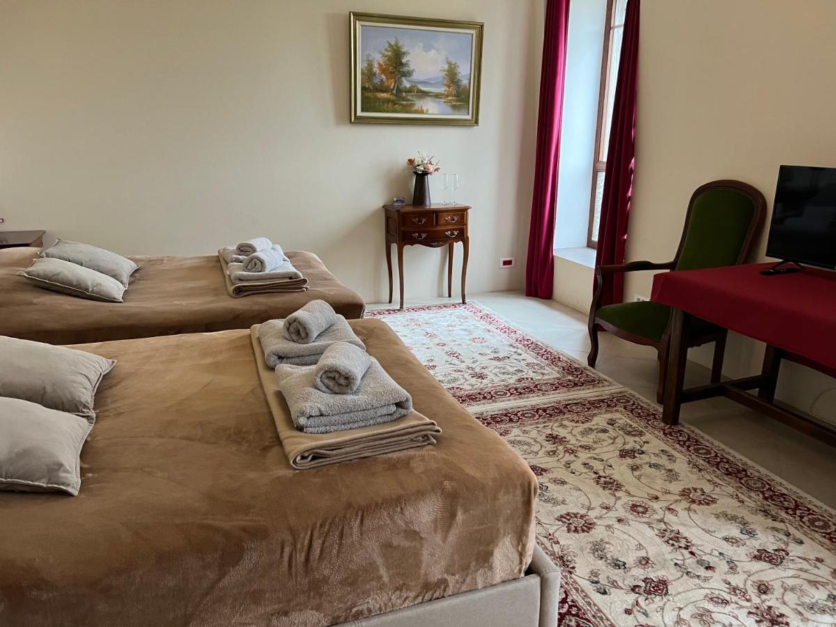 Château De Crènille Bed & Breakfast